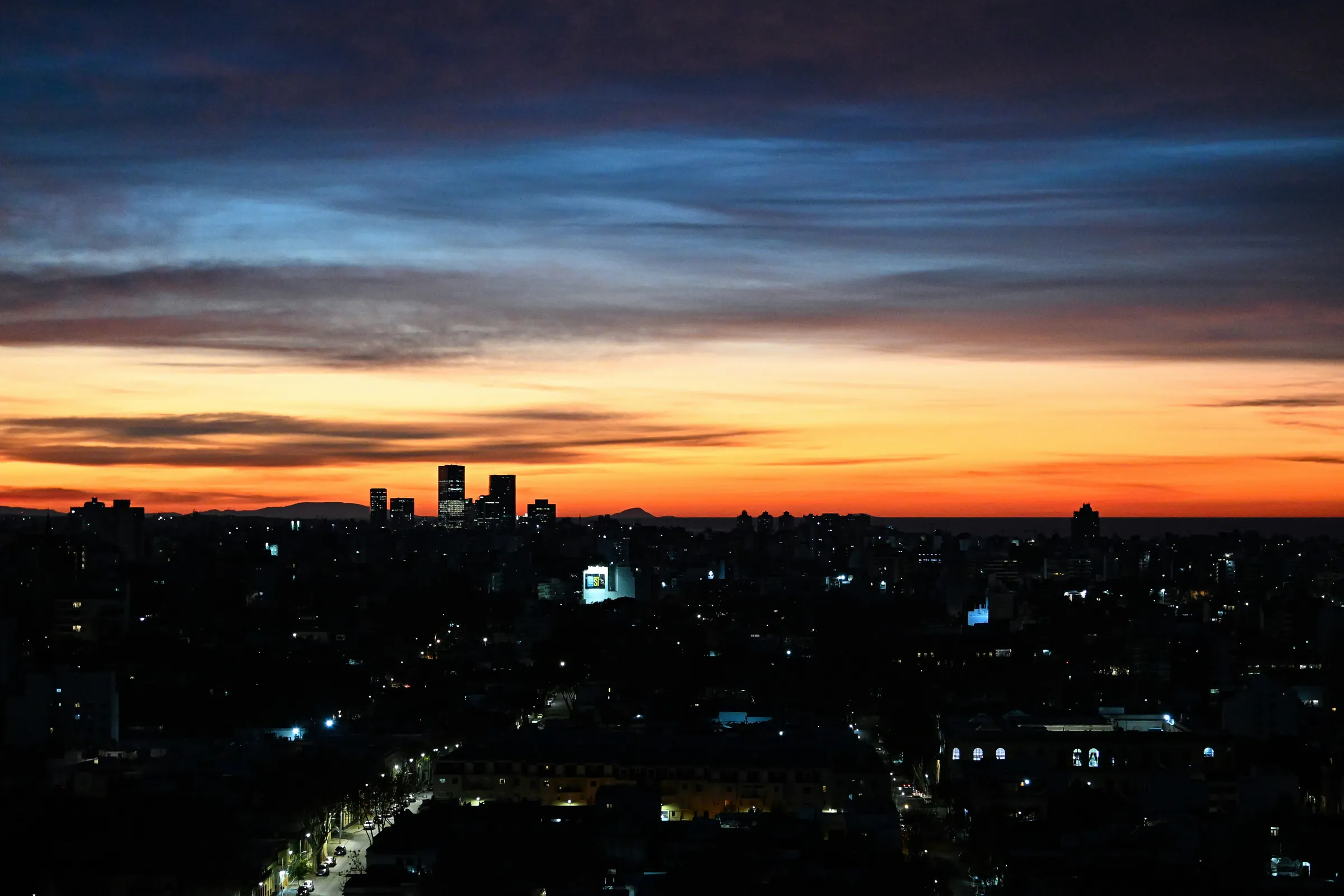 Vista de Montevideo al anochecer bajo una franja de crepúsculo