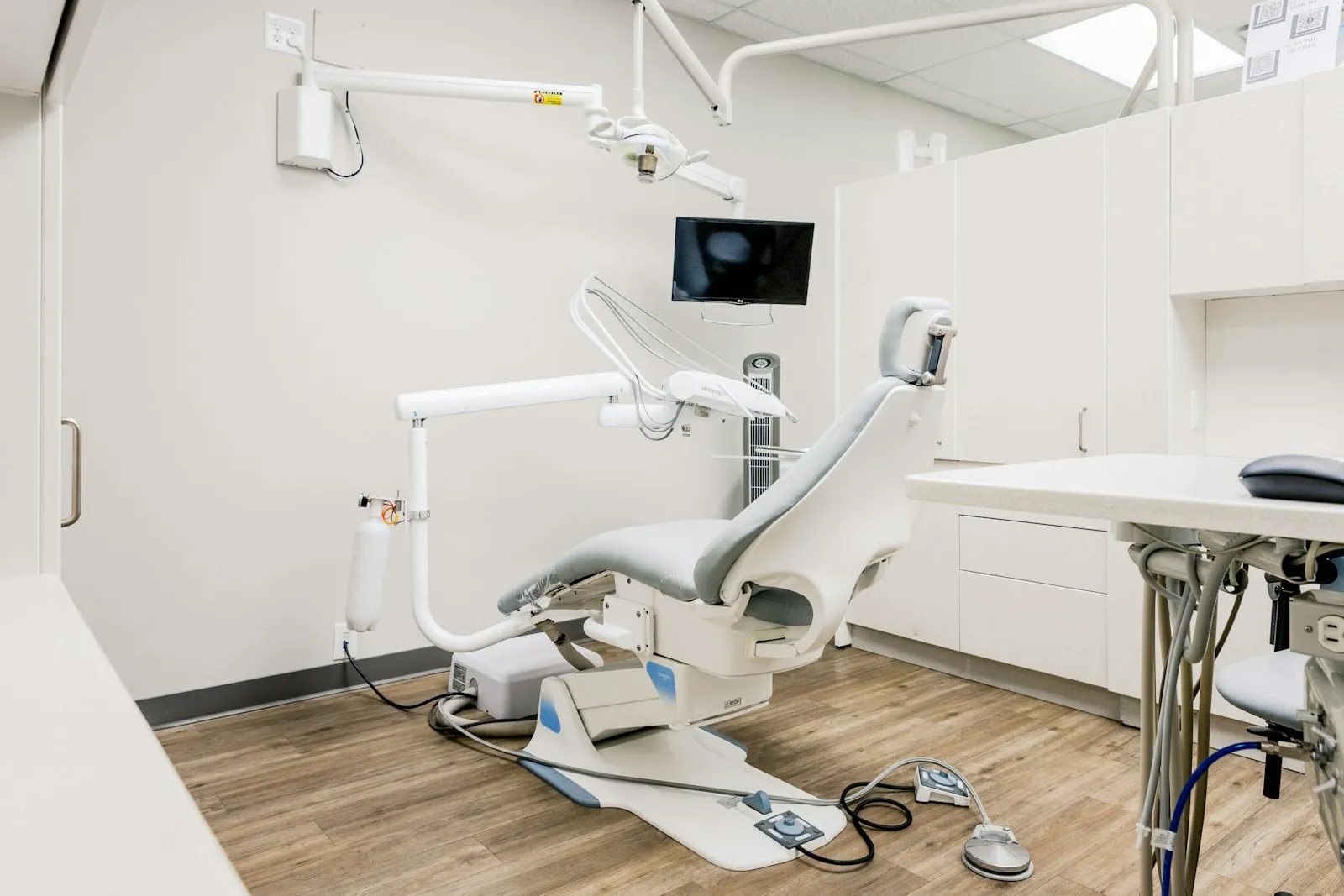 Consultorio dental luminoso con sillón y equipamiento